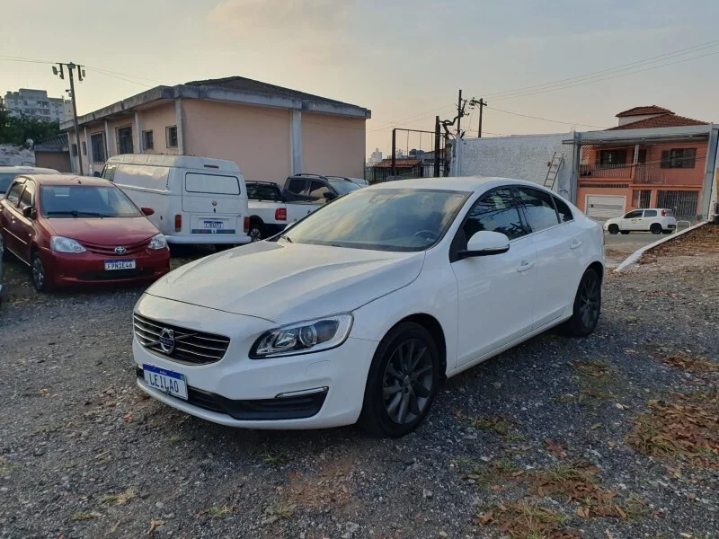 Volvo S60 T5 Kinetic 2.0 Turbo 2015 – Branco – Gasolina – Funcionando